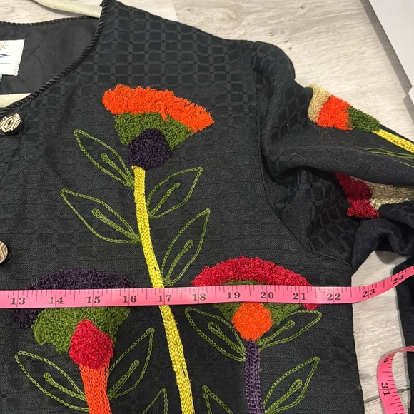 Earth Sea & Sky Vintage lined embroidered button down top with carved buttons. - Picture 9 of 10